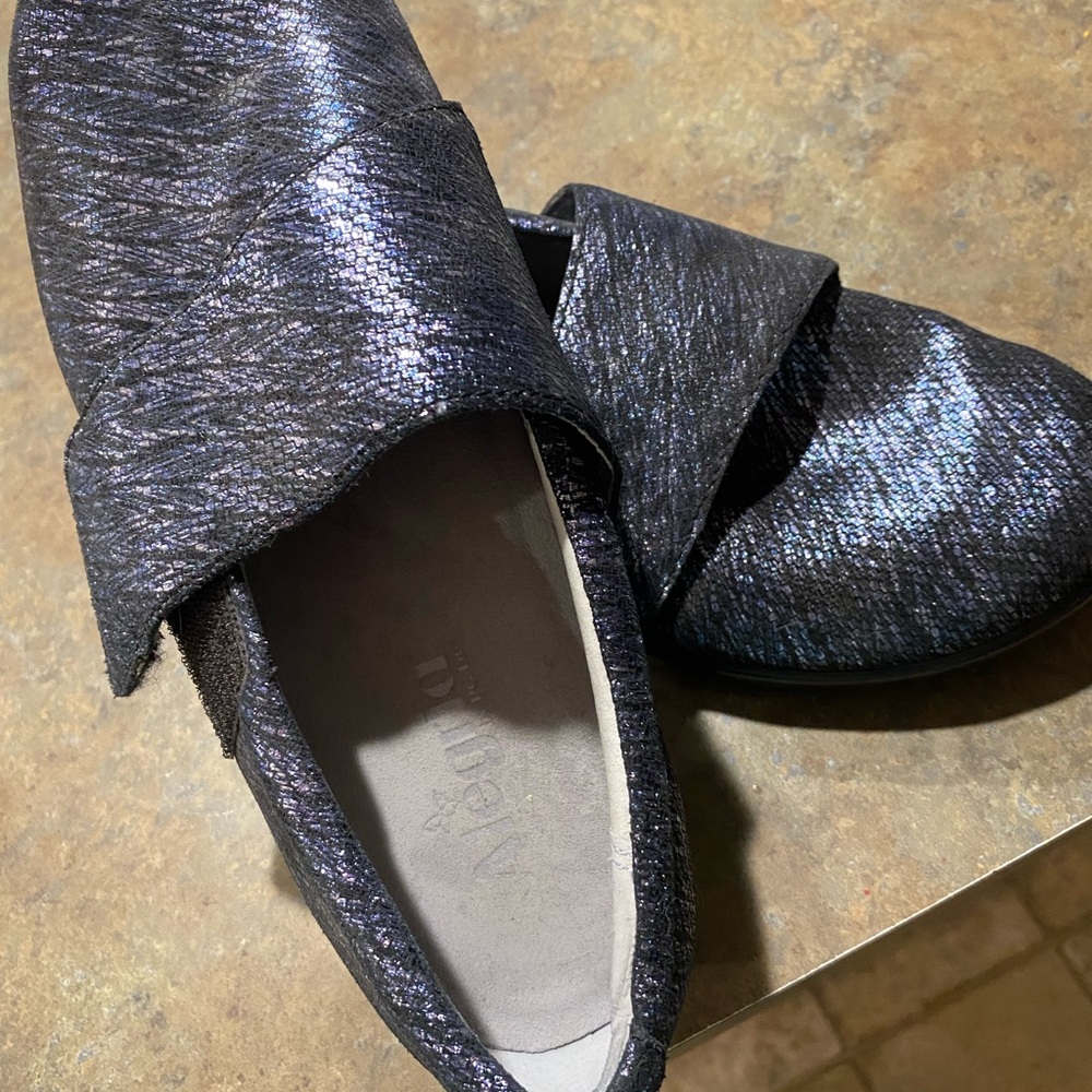 Alegria Women's Navy Blue Loafers size 39W equal to an 8.5 US size.